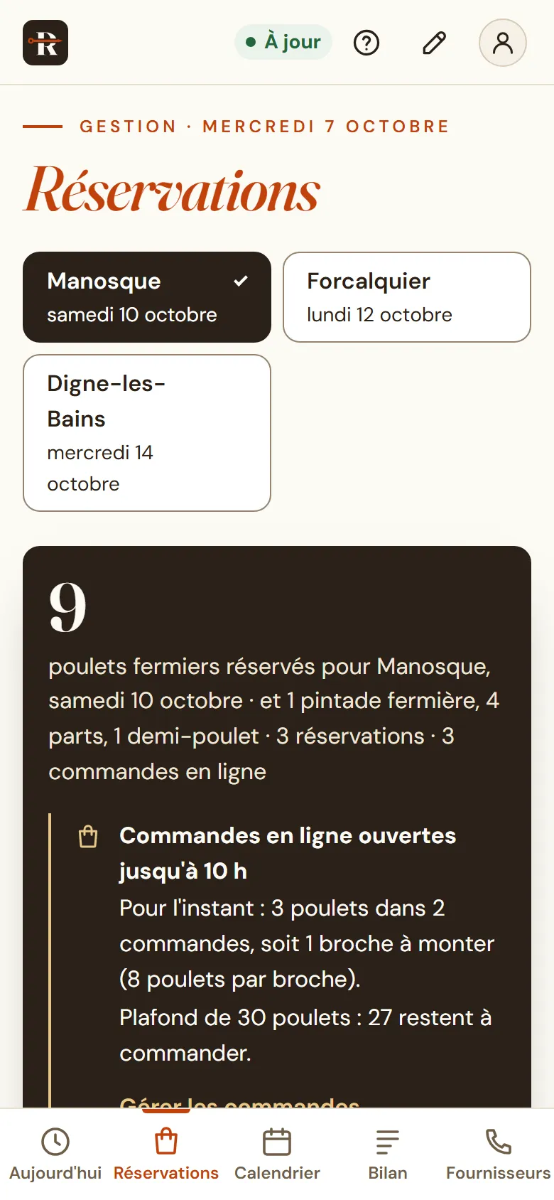 L'écran Réservations : les prochains marchés, puis pour Manosque le nombre de poulets réservés, les réservations et les commandes en ligne, ouvertes jusqu'à la clôture, avec les broches à monter et le plafond.